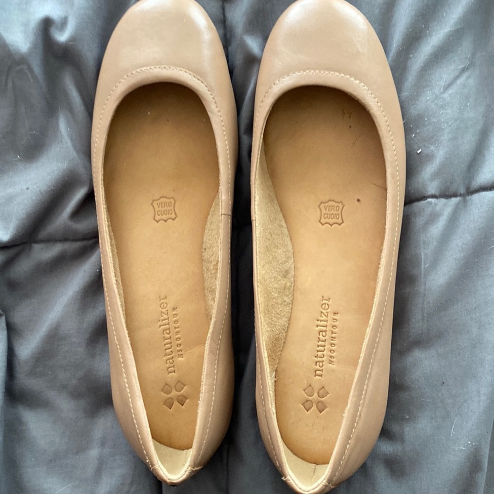 Naturalizer | Beige Flats